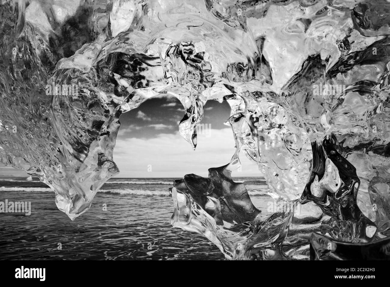 Vista attraverso il ghiaccio del ghiacciaio sul mare , Spiaggia di Diamante, Breidamerkursandur, Islanda, Europa Foto Stock
