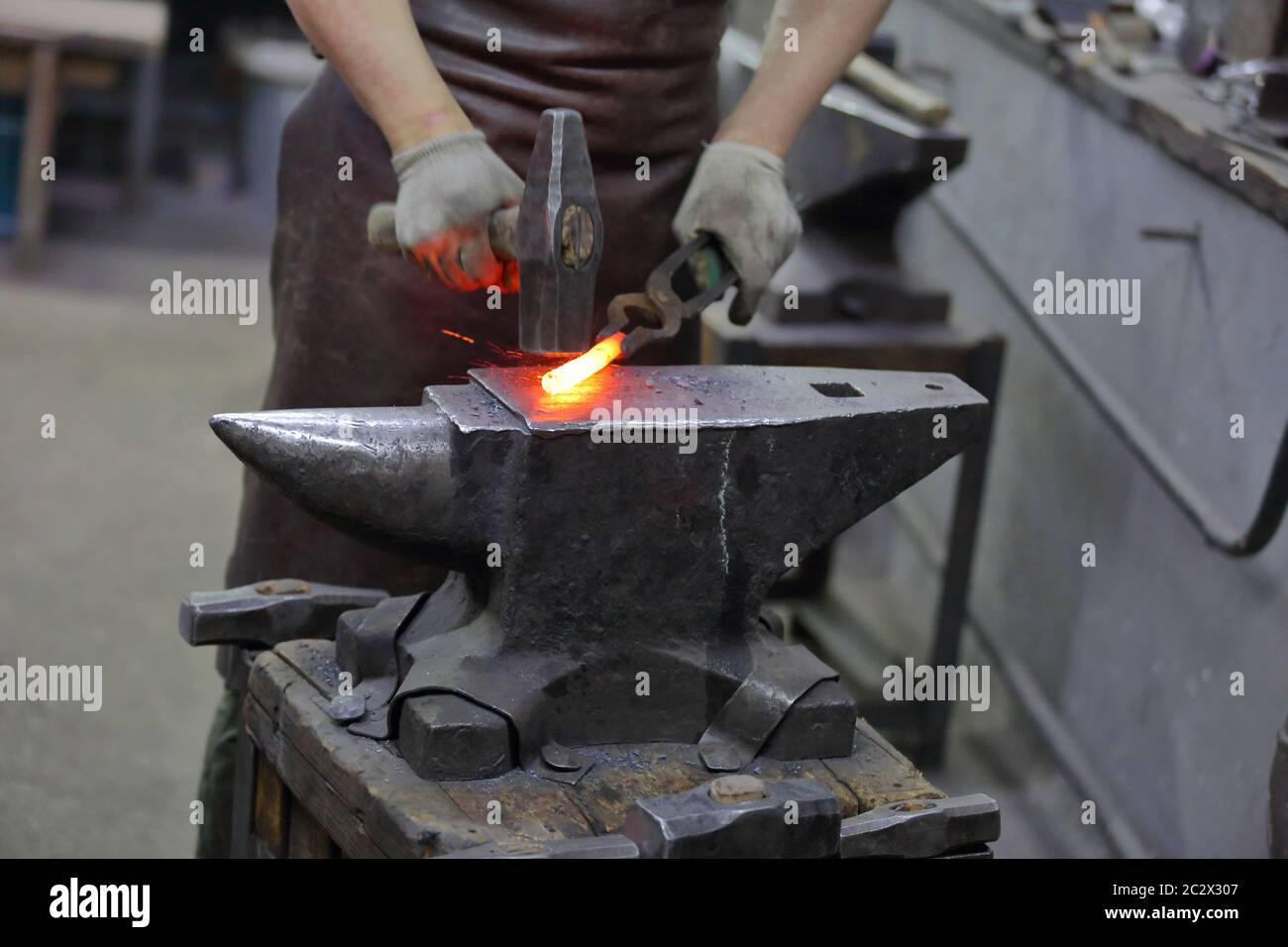 Il processo di fabbricazione di un prodotto artigianale in una fucina Foto Stock