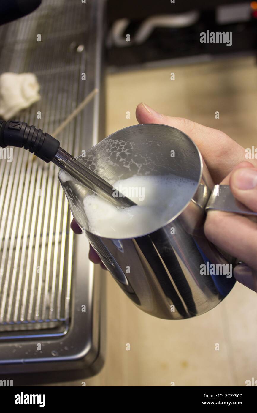 Caffè nero appena passato la macchina. La preparazione del caffè a casa viene preparata in un caffè con latte e. Foto Stock