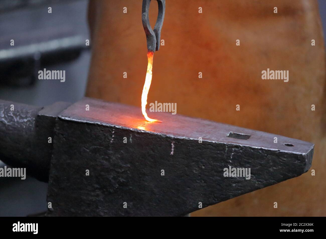 Il processo di fabbricazione di un prodotto artigianale in una fucina Foto Stock