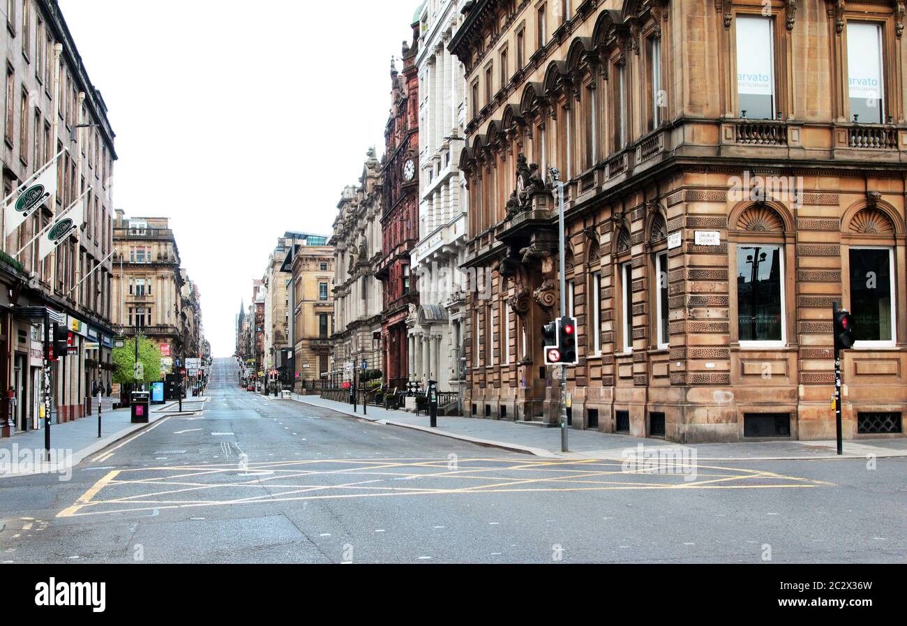 Questa strada lunga e vuota, è St Vincent Street a Glasgow. Corre da George Square fino e fuori dal centro della città. Non ci sono persone o traffico a causa della pandemia di Covid-19 che ha colpito il Regno Unito e ha il paese in un blocco e rimanere in modalità casa fino a quando non è finito. Giugno 2020. ALAN WYLIE/ALAMY© Foto Stock