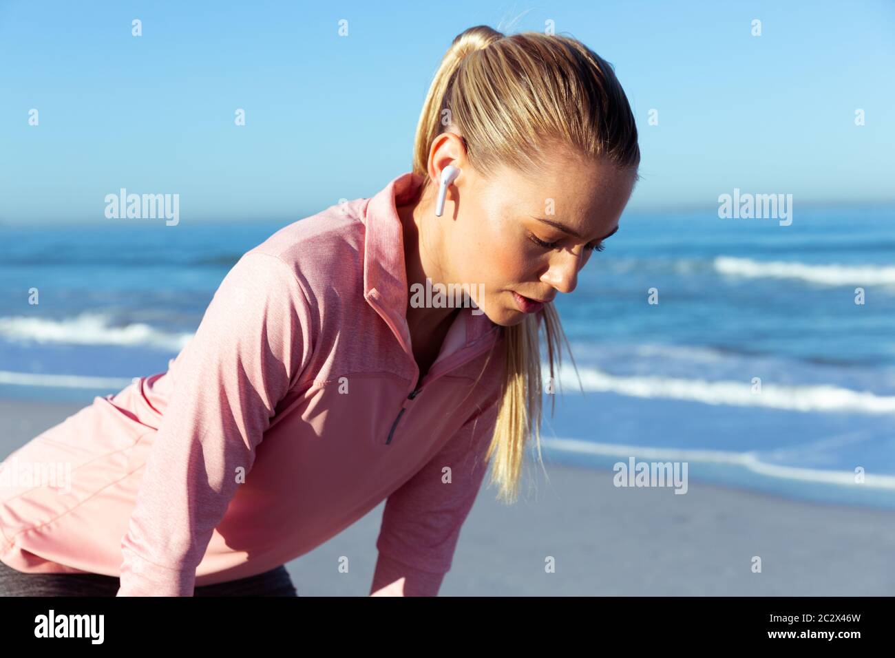 Donna caucasica respirare aria fresca mare dopo aver praticato Foto Stock