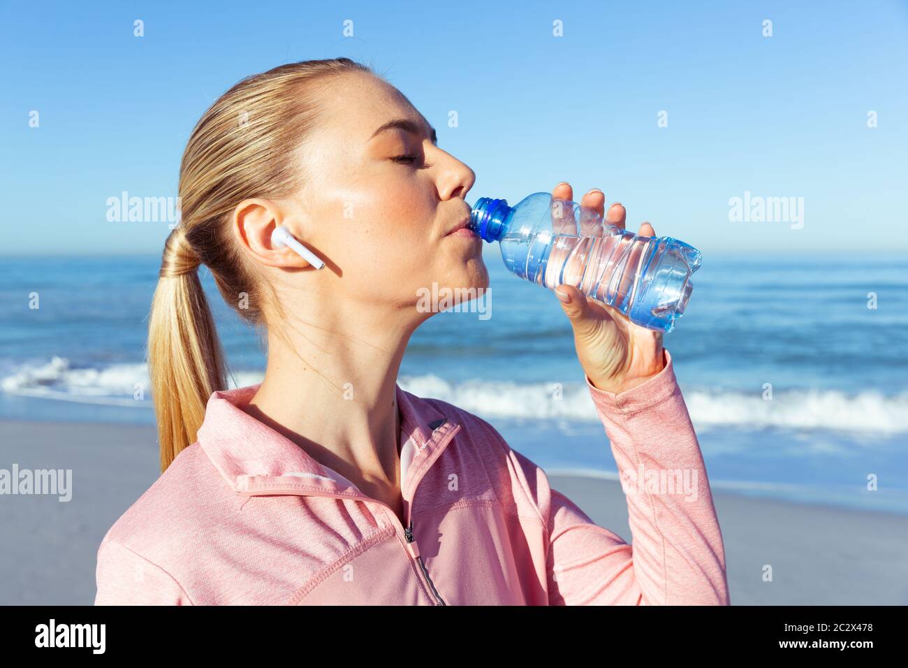 Donna caucasica respirare aria fresca mare dopo aver praticato Foto Stock