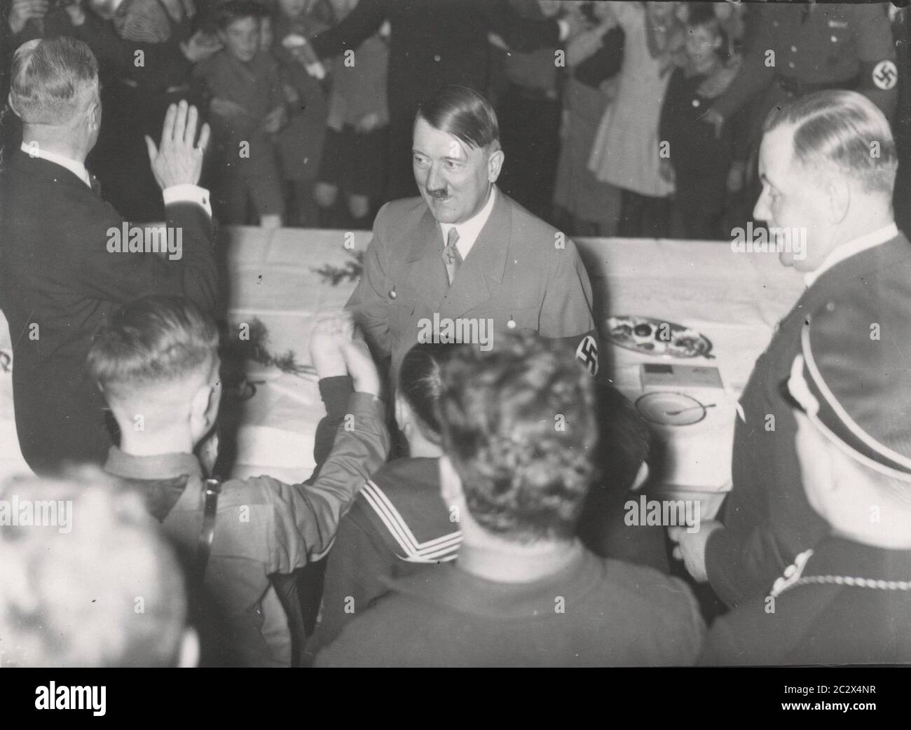 NSV festiva i bambini con Hitler Heinrich Hoffmann Fotografie 1933 fotografo ufficiale di Adolf Hitler, e un politico e editore nazista, che era un membro del circolo intimo di Hitler. Foto Stock