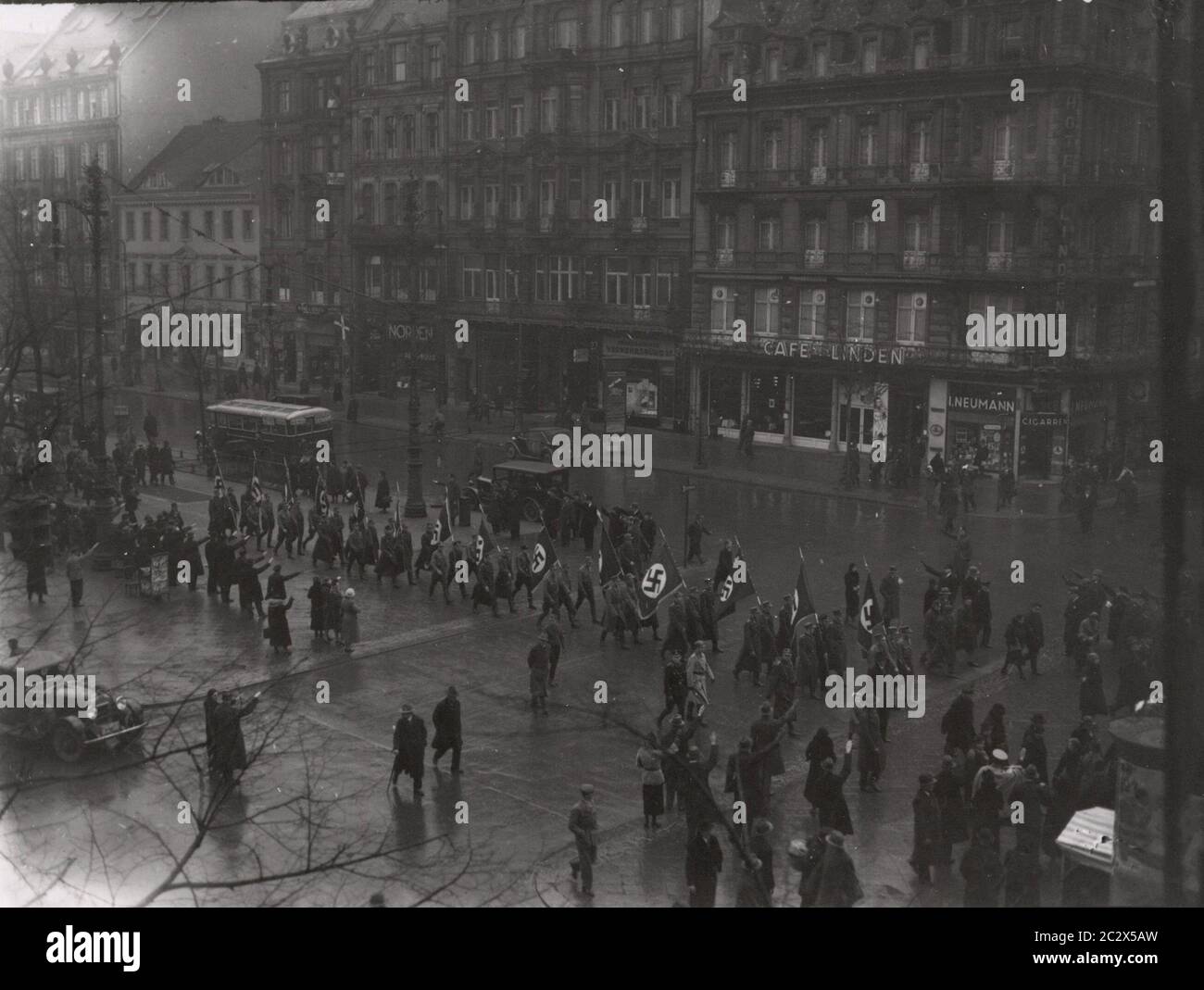 Heinrich Hoffmann fotografa 1933 il fotografo ufficiale di Adolf Hitler, e un politico e editore nazista, che era un membro del circolo intimo di Hitler. Foto Stock