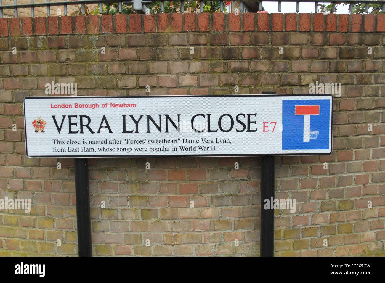 Il vera Lynn Close in Forest Gate, prende il nome dalla Sweetheart delle forze britanniche in tempo di guerra, Dame vera Lynn, che è morto all'età di 103 anni. Vera è nata il 20 marzo 1917 a East Ham, Londra. Con canzoni come We'll Meet Again e le bianche scogliere di dover, ha ispirato sia le truppe all'estero che i civili in casa durante la seconda guerra mondiale. Foto Stock