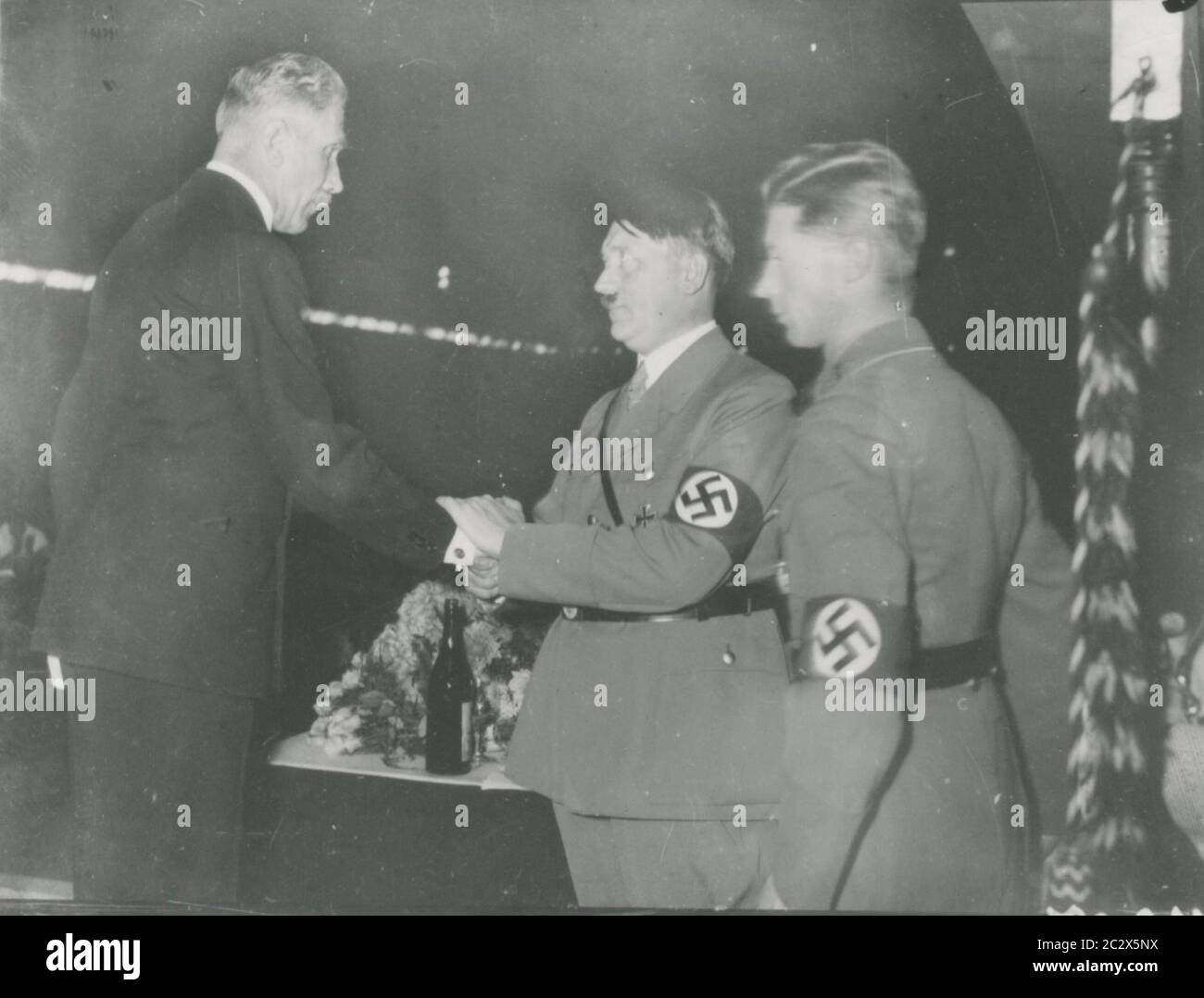 Hitler e Papen Heinrich Hoffmann fotografano 1933 il fotografo ufficiale di Adolf Hitler, e un politico e editore nazista, che era un membro del circolo intimo di Hitler. Foto Stock