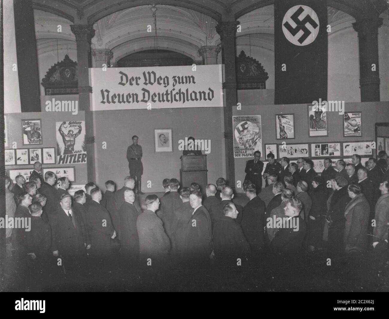 Apertura della mostra "la strada per una nuova Germania" Heinrich Hoffmann Fotografie 1933 fotografo ufficiale di Adolf Hitler, e un politico e editore nazista, che era un membro del circolo intimo di Hitler. Foto Stock