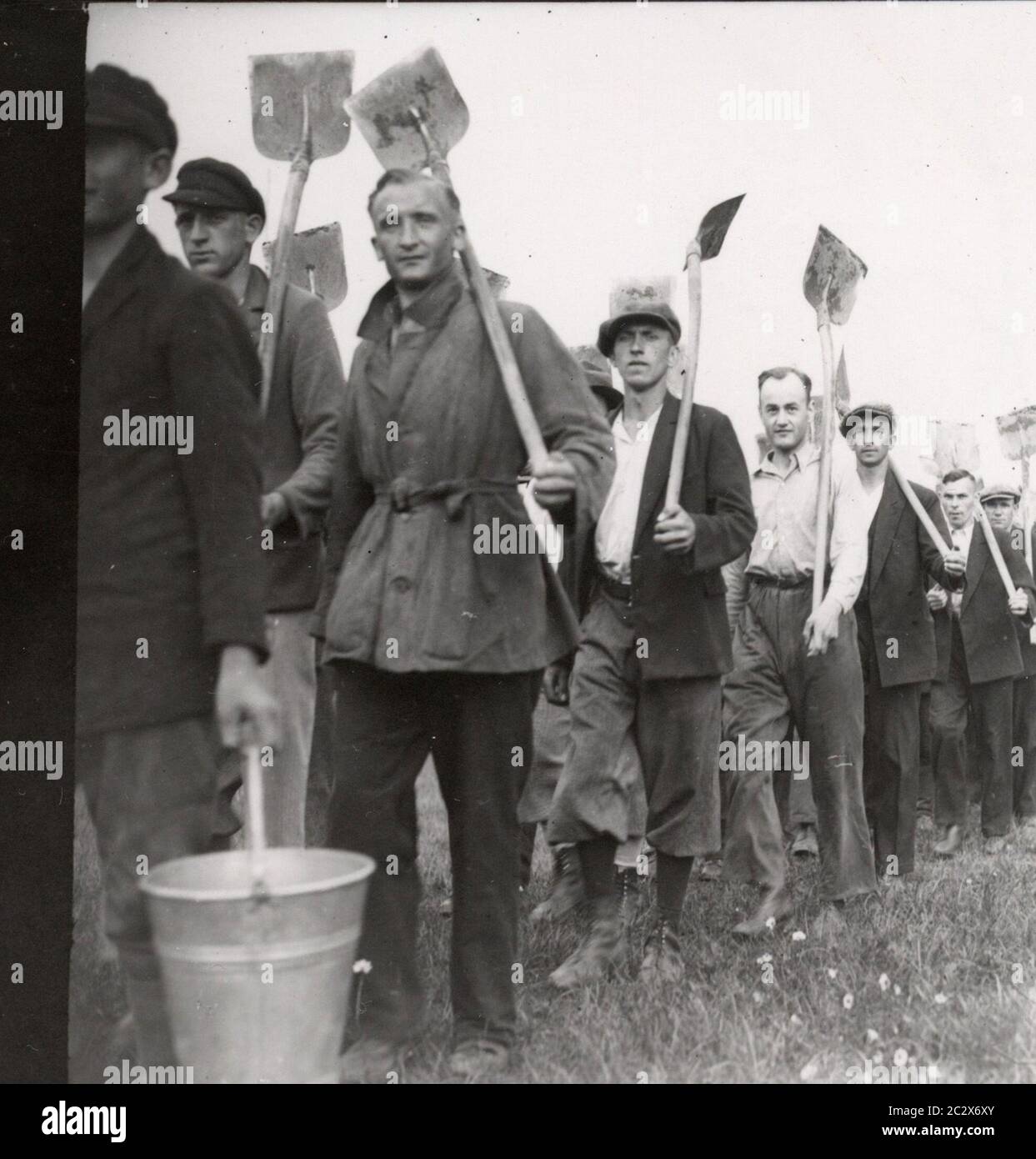 Reichsautobahn Workers Heinrich Hoffmann Fotografie 1933 fotografo ufficiale di Adolf Hitler, e un politico e editore nazista, che era un membro del circolo intimo di Hitler. Foto Stock