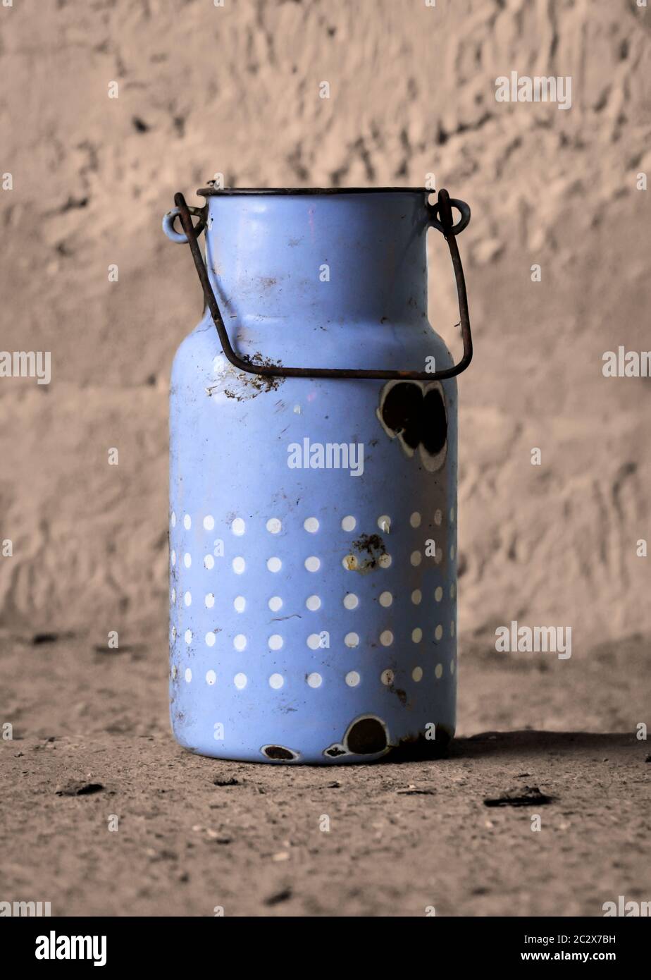 Vista, primo piano di una vecchia caraffa di latte smaltata Foto Stock