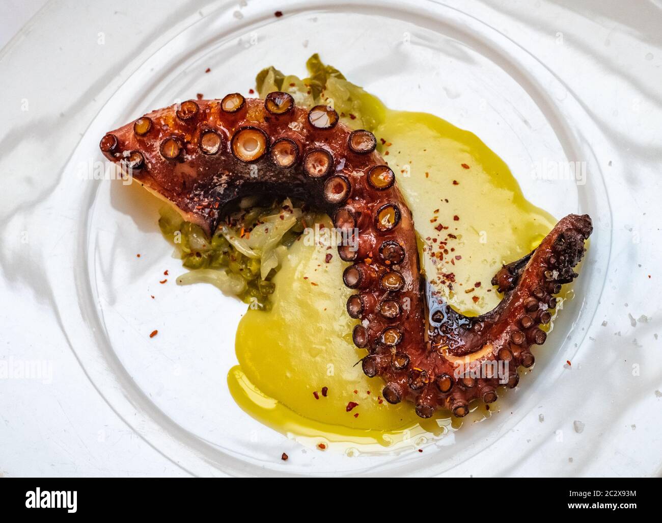 Una piastra di polpo alla griglia nel ristorante gourmet Foto Stock
