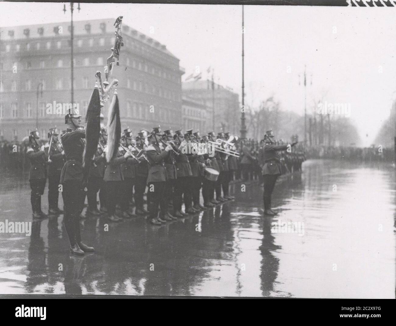 La band di musica della polizia alla porta di Brandeburgo Berlin Heinrich Hoffmann fotografa 1933 il fotografo ufficiale di Adolf Hitler, e un politico e editore nazista, che era un membro del circolo intimo di Hitler. Foto Stock