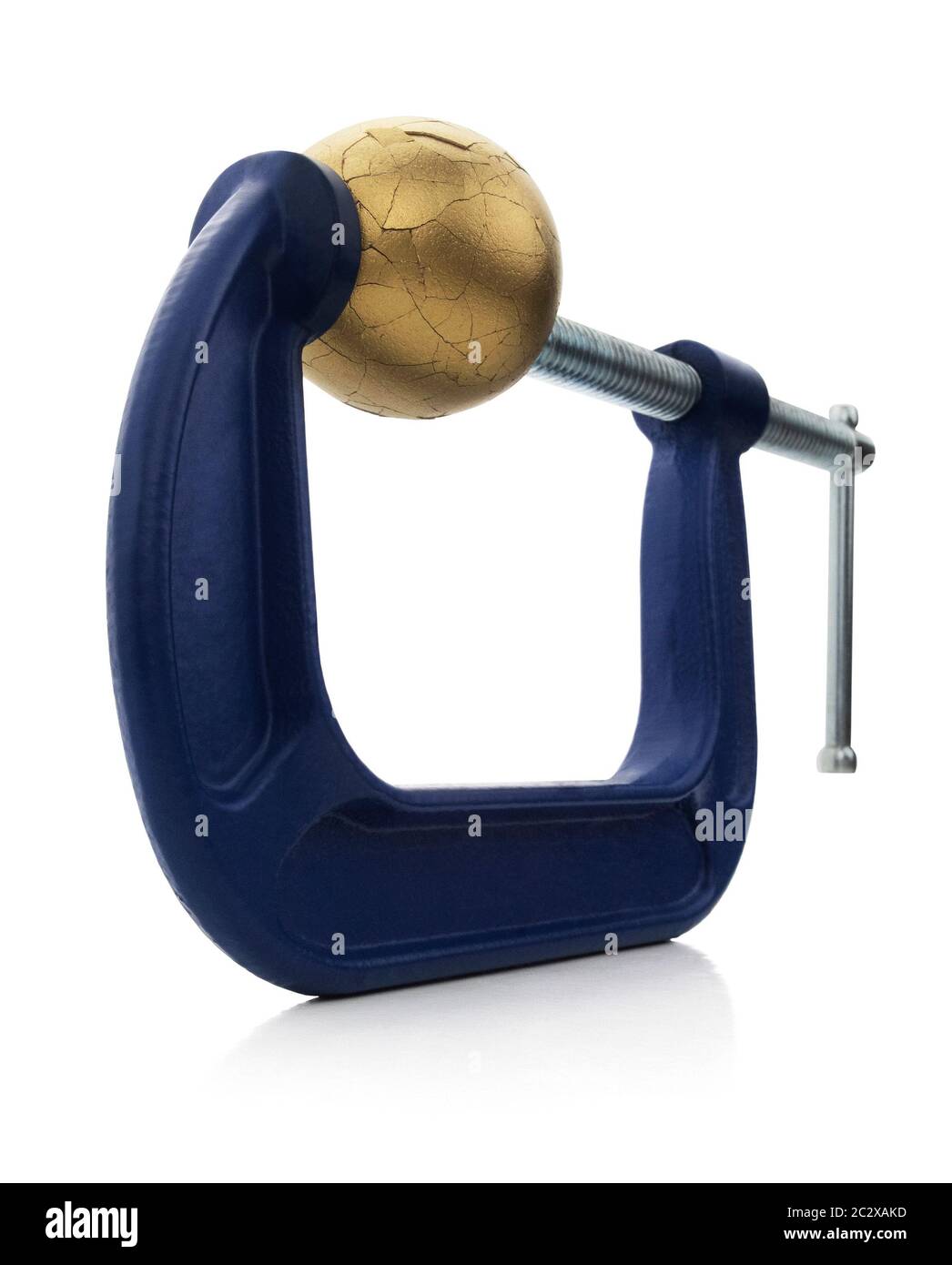 Analisi finanziaria - uovo d'oro rotto con morsa Foto Stock