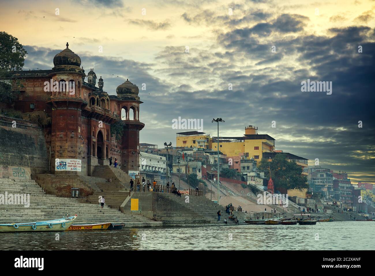 Varanasi paesaggio urbano dal lato del fiume Gange al tramonto Foto Stock