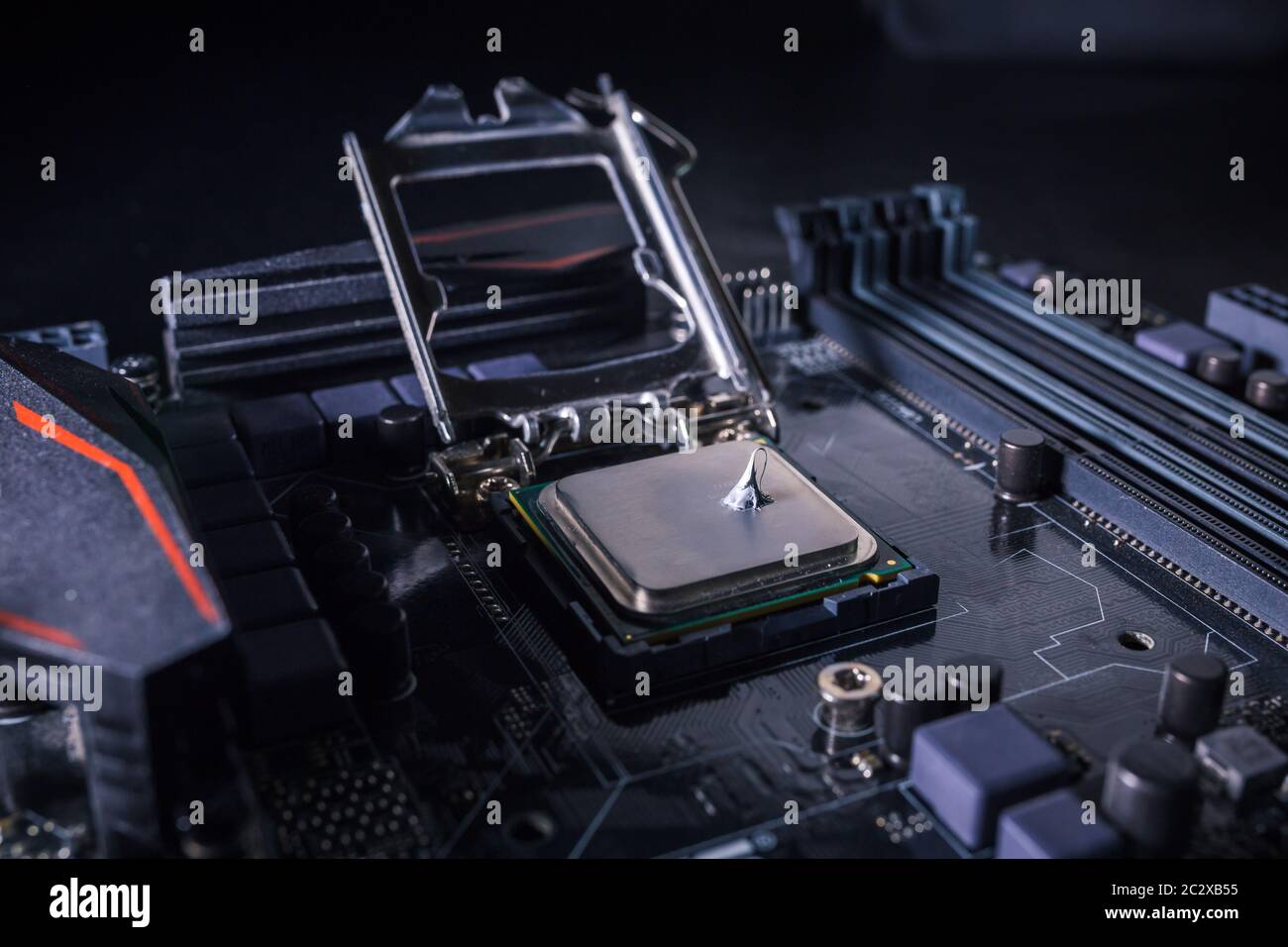 Pasta termolubrificante sul chip del processore del computer. Composto termico su CPU PC. Concetto di aggiornamento del raffreddamento. Foto Stock