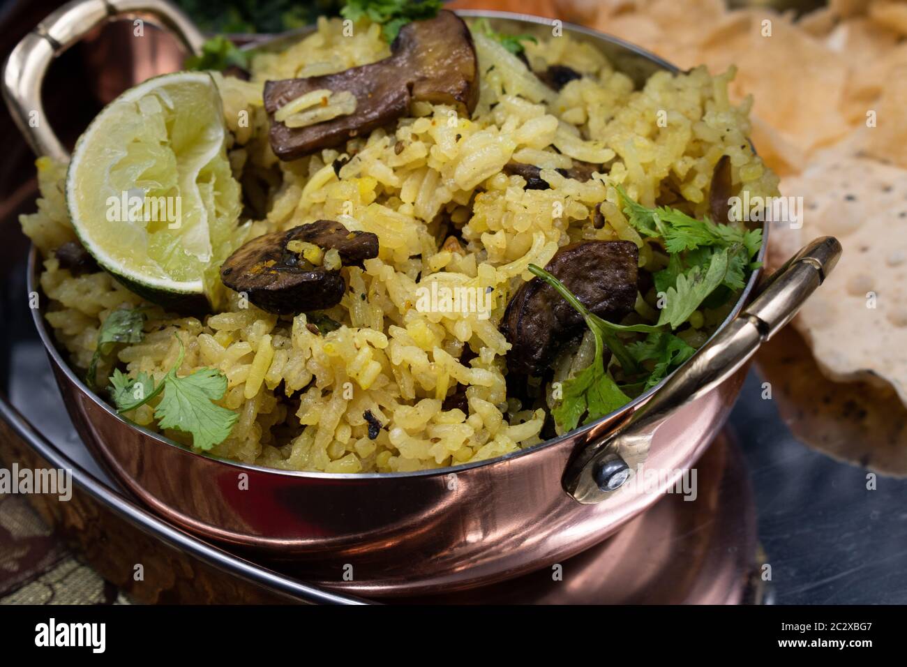 Riso vegano e pilaf di funghi serviti in primo piano in ciotola tradizionale Foto Stock