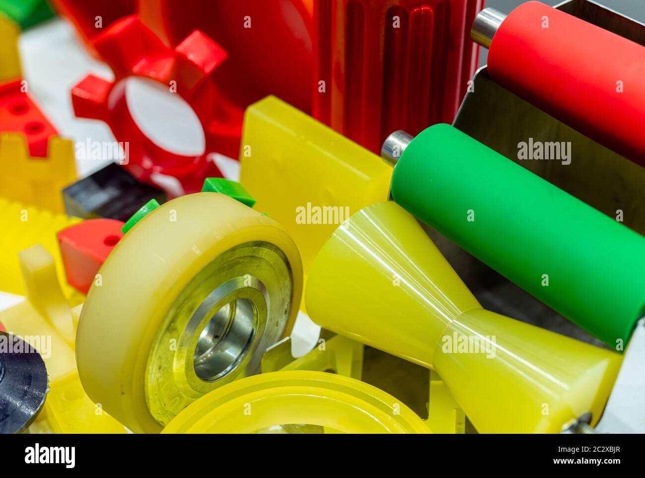 Ingegneria delle materie plastiche. Materiale plastico utilizzato nell'industria manifatturiera. Global engineering in plastica il concetto di mercato. Poliuretano e plastica abs parti m Foto Stock Ingegneria delle materie plastiche. Materiale plastico utilizzato nell'industria manifatturiera. Global engineering in plastica il concetto di mercato. Poliuretano e plastica abs parti m Foto Stock