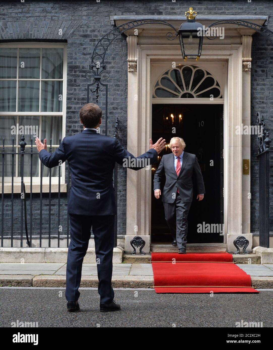 Il primo ministro Boris Johnson dà il benvenuto al presidente francese Emmanuel Macron a Downing Street a Londra durante la sua visita nel Regno Unito. Foto Stock