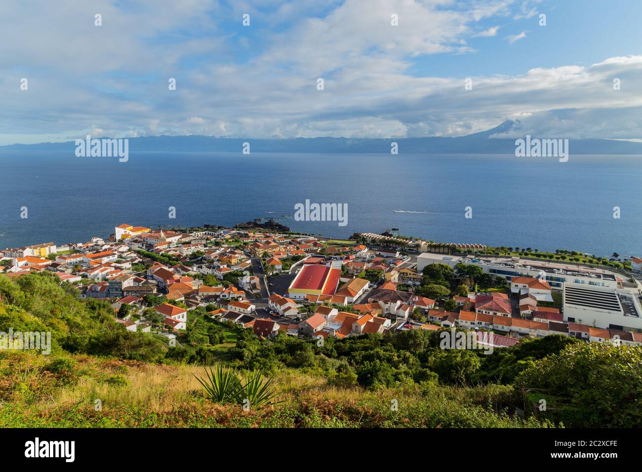 Velas in Sao Jorge island con vista dell'isola di Pico, Azzorre, Portogallo Foto Stock