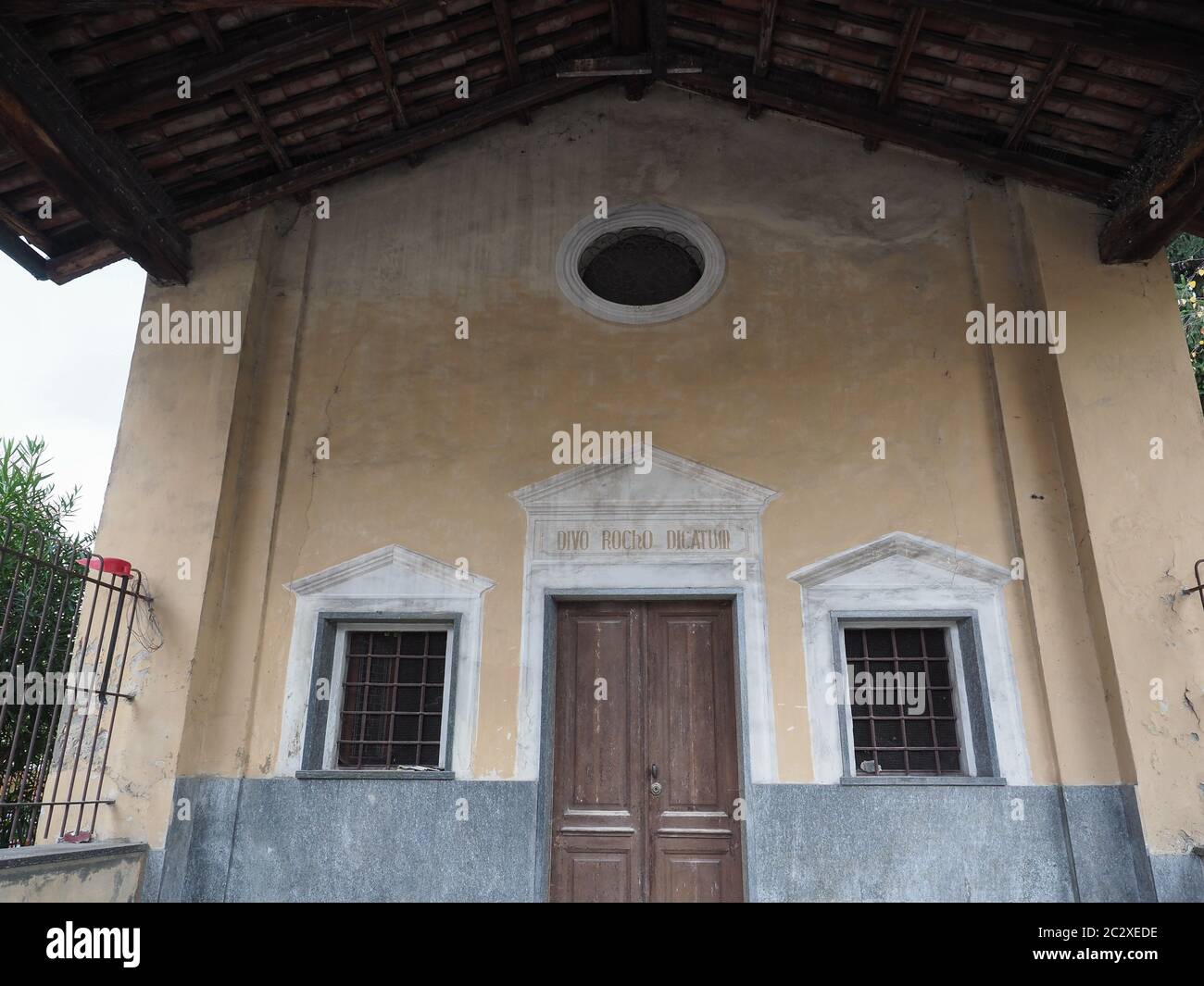 San Rocco (che significa San Rocco) cappella a Settimo Torinese, Italia. Divo rocho dicatum significa Dedicato a San Rocco. Foto Stock