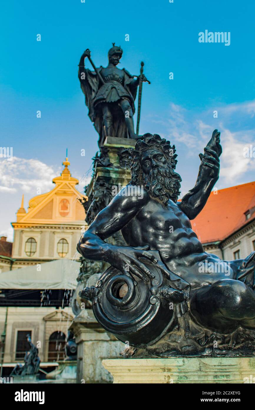 Fontana di Wittelsbach con il duca otto i a Monaco, Germania. La fontana è stata realizzata da Hubert Gerhard & Hans Krumpper a 1623 anni Foto Stock