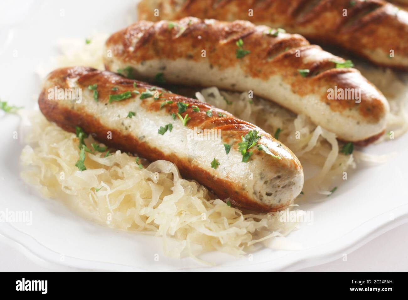 Cucina tedesca: Bratwurs su Saauerkraut Foto Stock