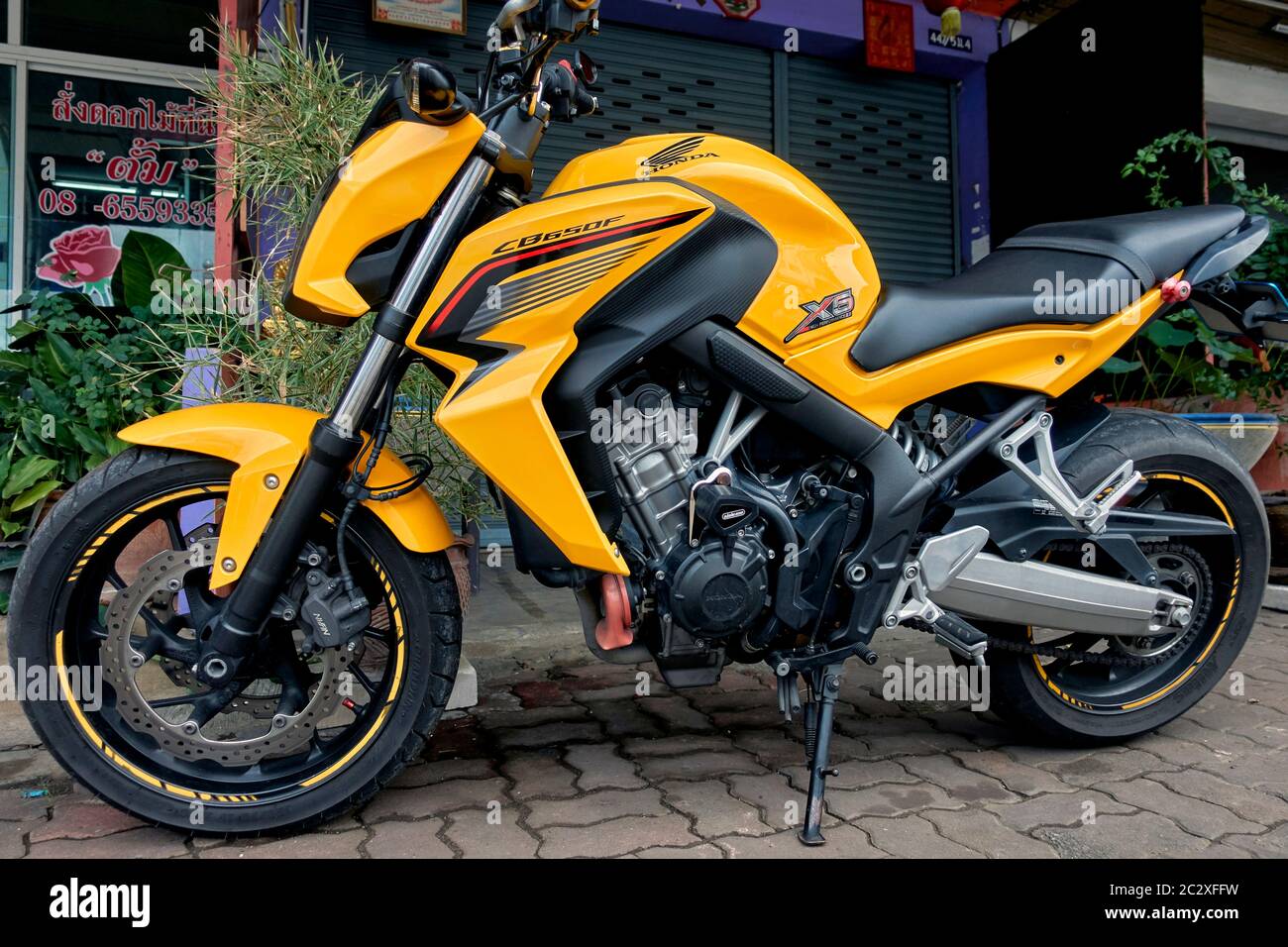 Honda CB650F moto sportiva in giallo 2020 Foto Stock