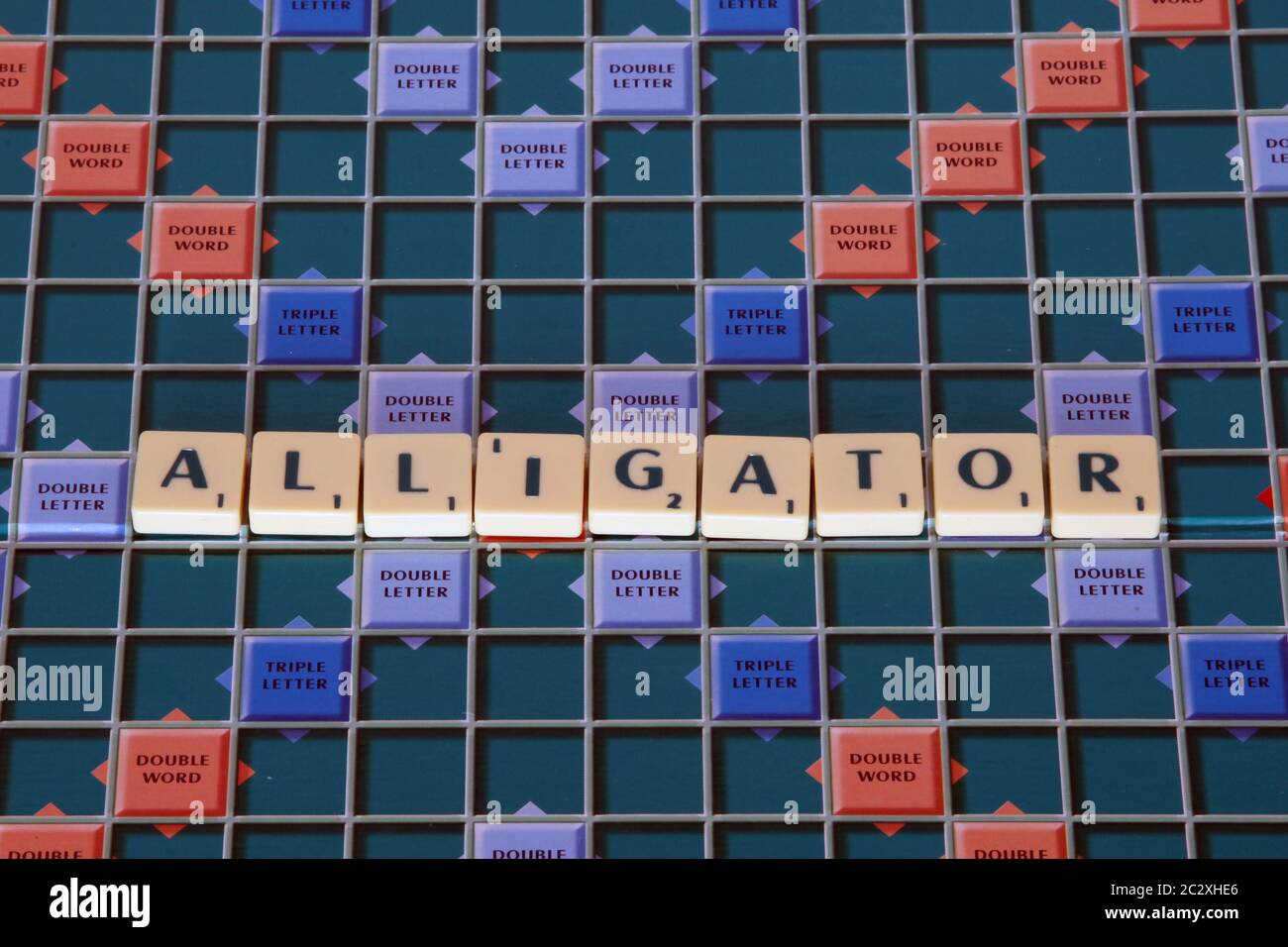 Piastrelle di lettere di Scrabbler - alligatore ortografico, sulla tavola da gioco, impossibile 8 parole di lettera Foto Stock
