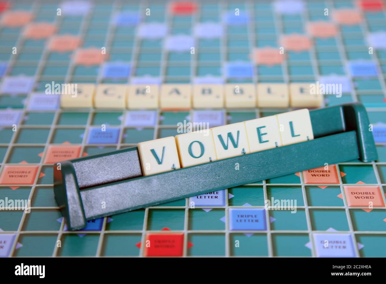 Scrabble le piastrelle di lettere in rack - vocale ortografica Foto Stock
