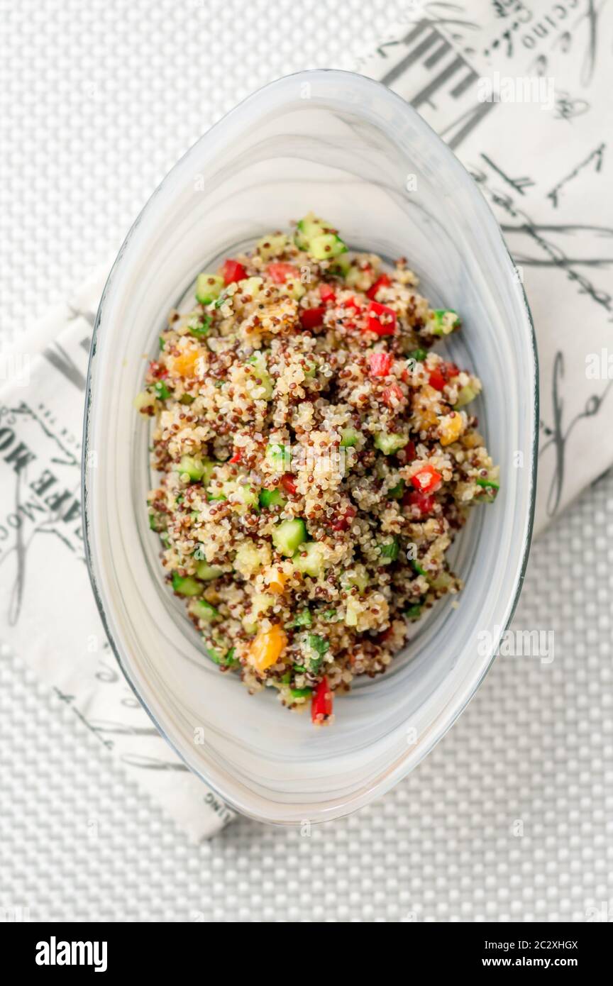 Vista sul piano superiore dell'insalata di quinoa. Le insalate di quinoa sono molto sane e facili da fare! La quinoa è un grano che proviene dal Sud America. Foto Stock