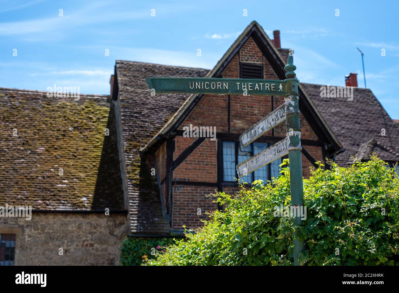 Un vecchio segno di intemperie punta al Teatro Unicorn ad Abingdon sul Tamigi Foto Stock