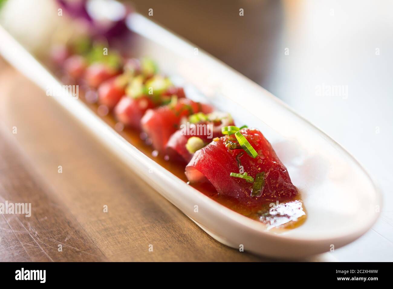 Piatto di sashimi di tonno. Il tonno sashimi è un piatto di cucina giapponese a fette sottili di pesce, in giappone viene spesso servito come antipasto nei ristoranti. Foto Stock