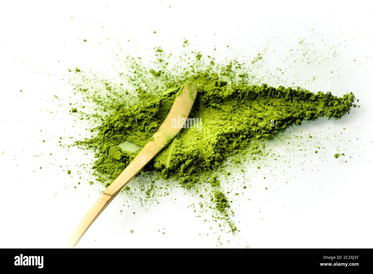 Matcha polvere spalmata con un cucchiaio di chashaku. Matcha è fatto di polvere di tè verde finemente macinata. E' molto comune nella cultura giapponese. Matcha è sano Foto Stock