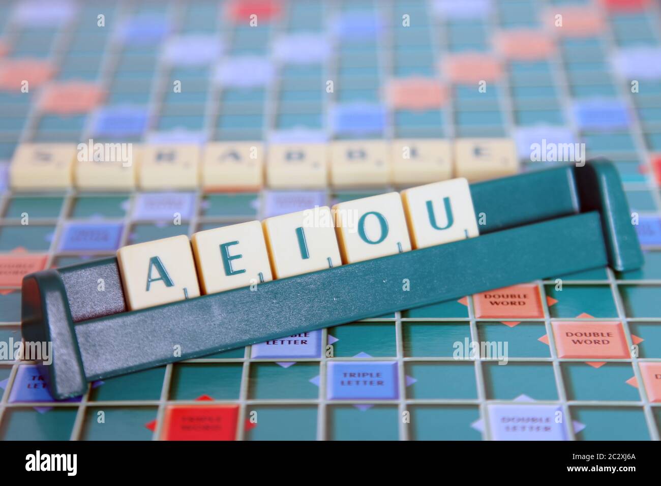 Piastrelle di lettere in rack - vocali A e i o U AEIOU Foto Stock