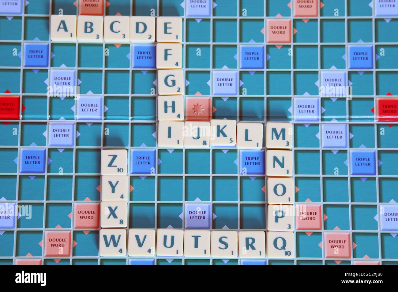 Scrabble lettere intero Alphabet sulla tavola di gioco Foto Stock