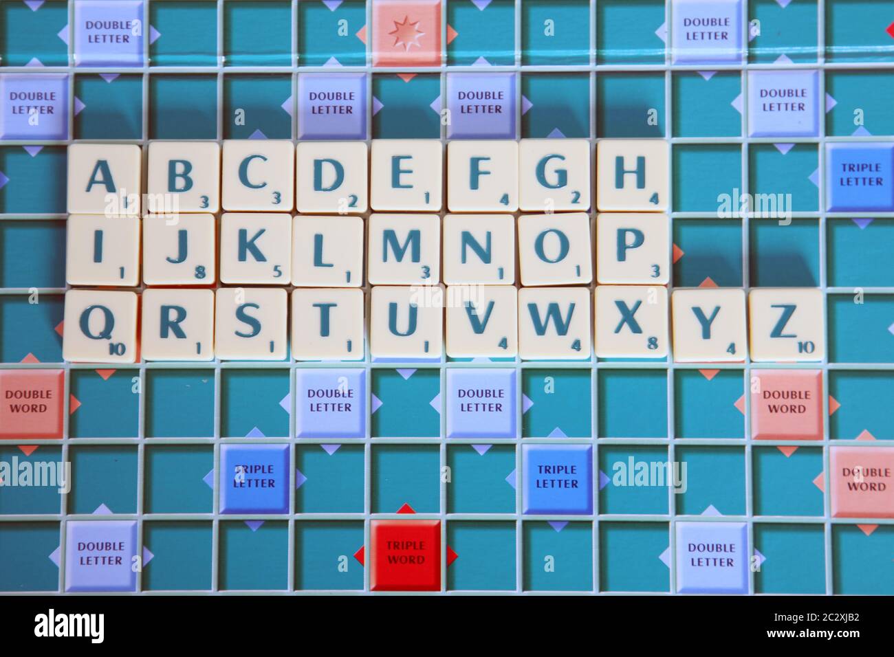 Scrabble lettere intero Alphabet sulla tavola di gioco Foto Stock