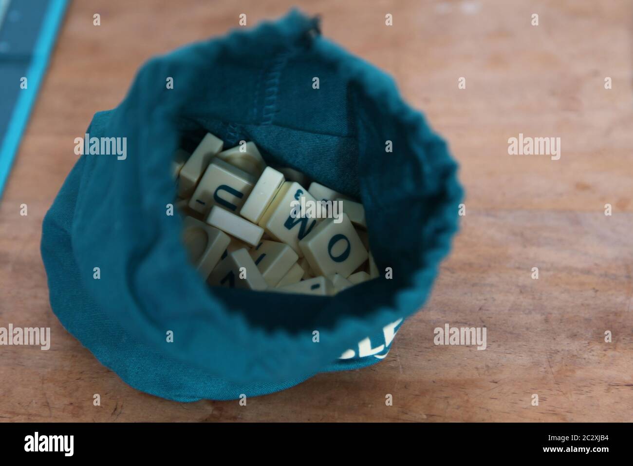 Sacchetto di piastrelle di lettera scrabble Foto Stock