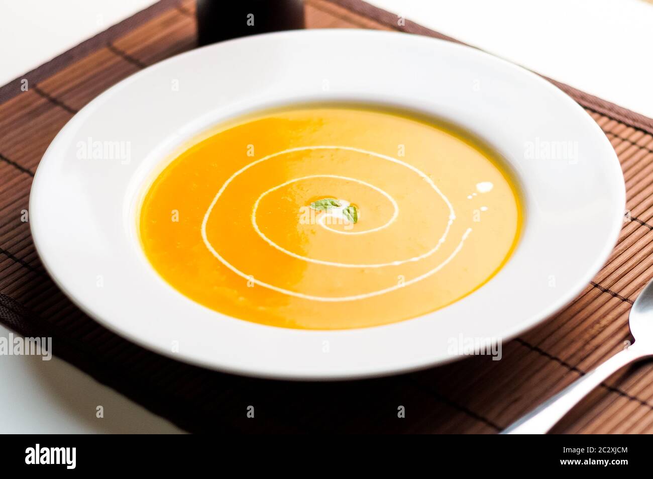 Piatto di zuppa di zucca. La zuppa di zucca viene tradizionalmente consumata durante la stagione autunnale. Zucca o zucca butternut sono mescolati con altre verdure Foto Stock