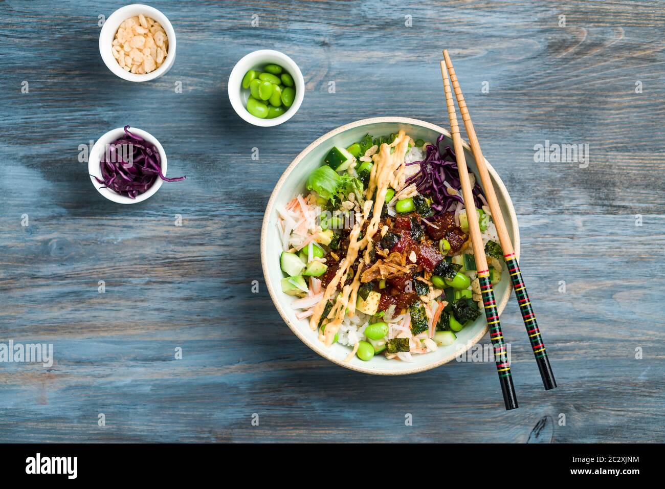 Vista dall'alto della poke Bowl hawaiana. Il poke e' un tradizionale piatto Hawaiiano influenzato dalla cucina giapponese e asiatica. AHI poke è fatto di tonno crudo. Foto Stock