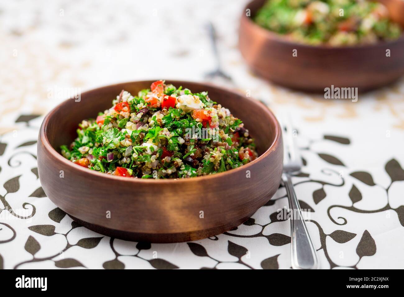 Salutare piatto vegetariano per insalate. Questo piatto sano mescola tabbouleh & insalate di stile greco, usando erbe fresche di prezzemolo, olive, cipolle, feta .. Foto Stock