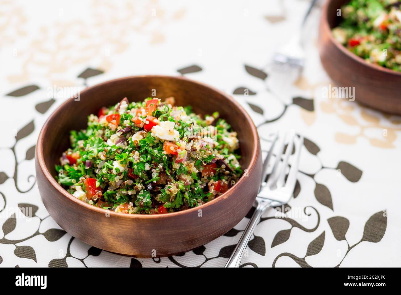 Insalata di tabbouleh in stile greco. Questo piatto sano mescola tabbouleh e insalate in stile greco, utilizzando erbe fresche di prezzemolo, olive, cipolle, feta ecc. Foto Stock