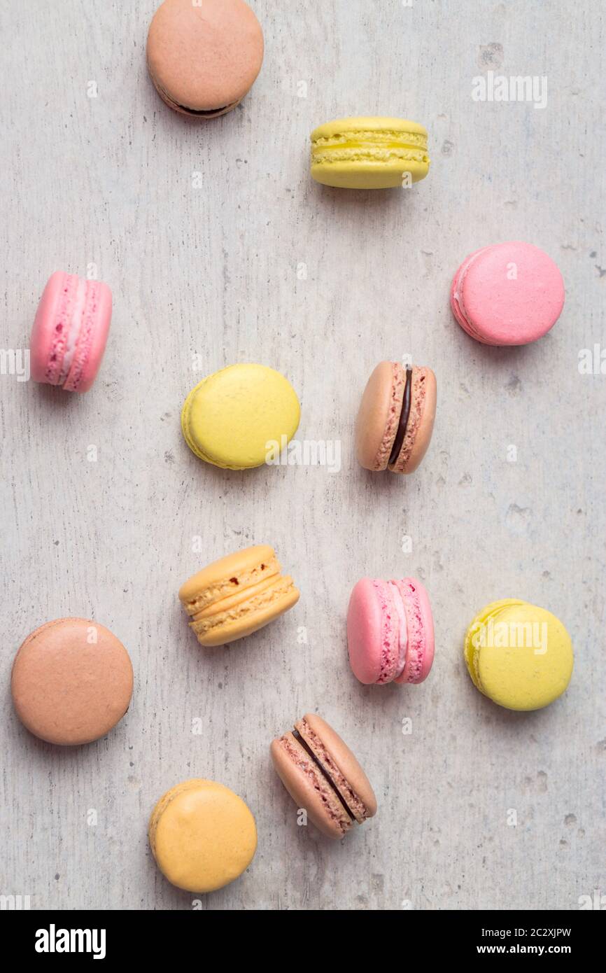 I macaron sono piccoli dolci tondi, preparati con meringa e un dolce ripieno di sapore. Comunemente trovato in panetterie francesi. Foto Stock