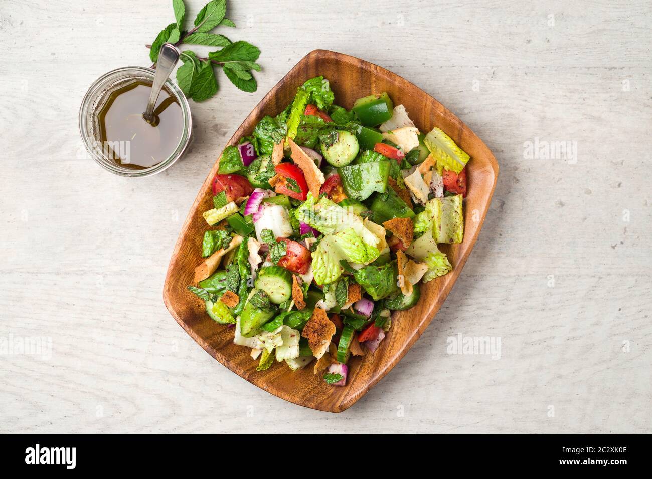 Vista su Fatoush Salad TOP Flat Lay. L'ingrediente chiave di questo piatto medio orientale è il pane tostato pita che è mescolato con verdure sane Foto Stock
