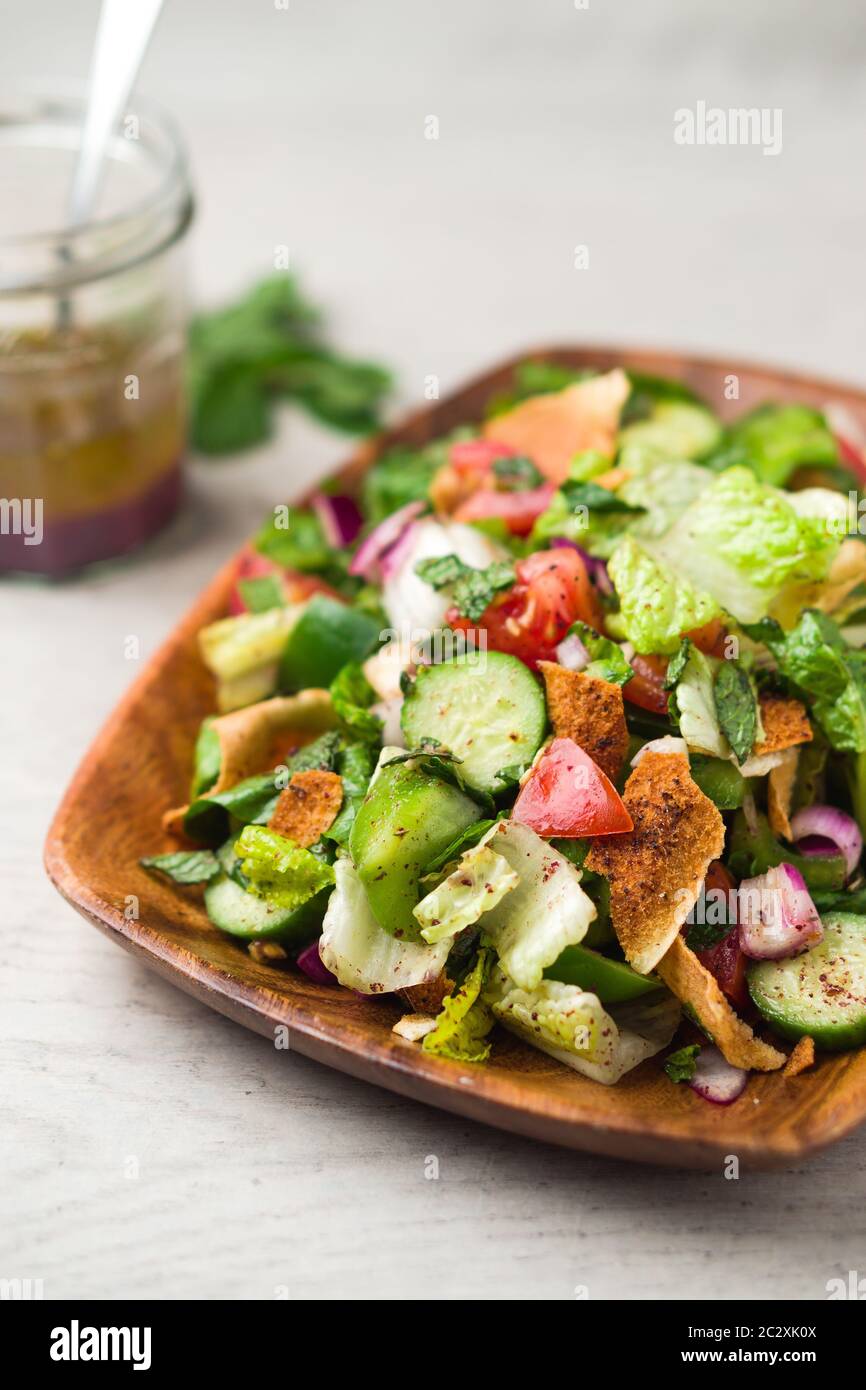 Vista verticale insalata Fattoush. L'ingrediente chiave di questo piatto medio orientale è il pane tostato pita che è mescolato con verdure sane, erbe Foto Stock