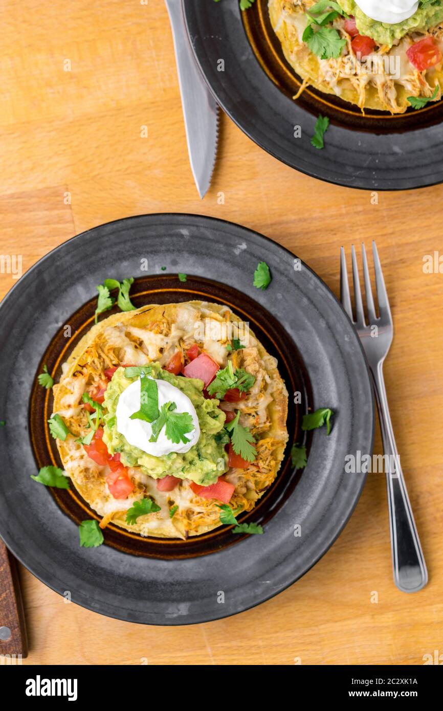 Pasto al Tostada stack dall'alto. I tostadas sono un tipo di cibo messicano, fatto con tortillas croccanti di mais fritto ricoperte di strati di vari ingredienti. Foto Stock