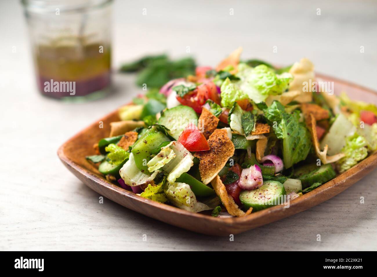Pranzo vegetariano con insalata di Fattoush. L'ingrediente chiave in questo piatto medio orientale è il pane tostato pita che è mescolato con verdure sane, erbe Foto Stock