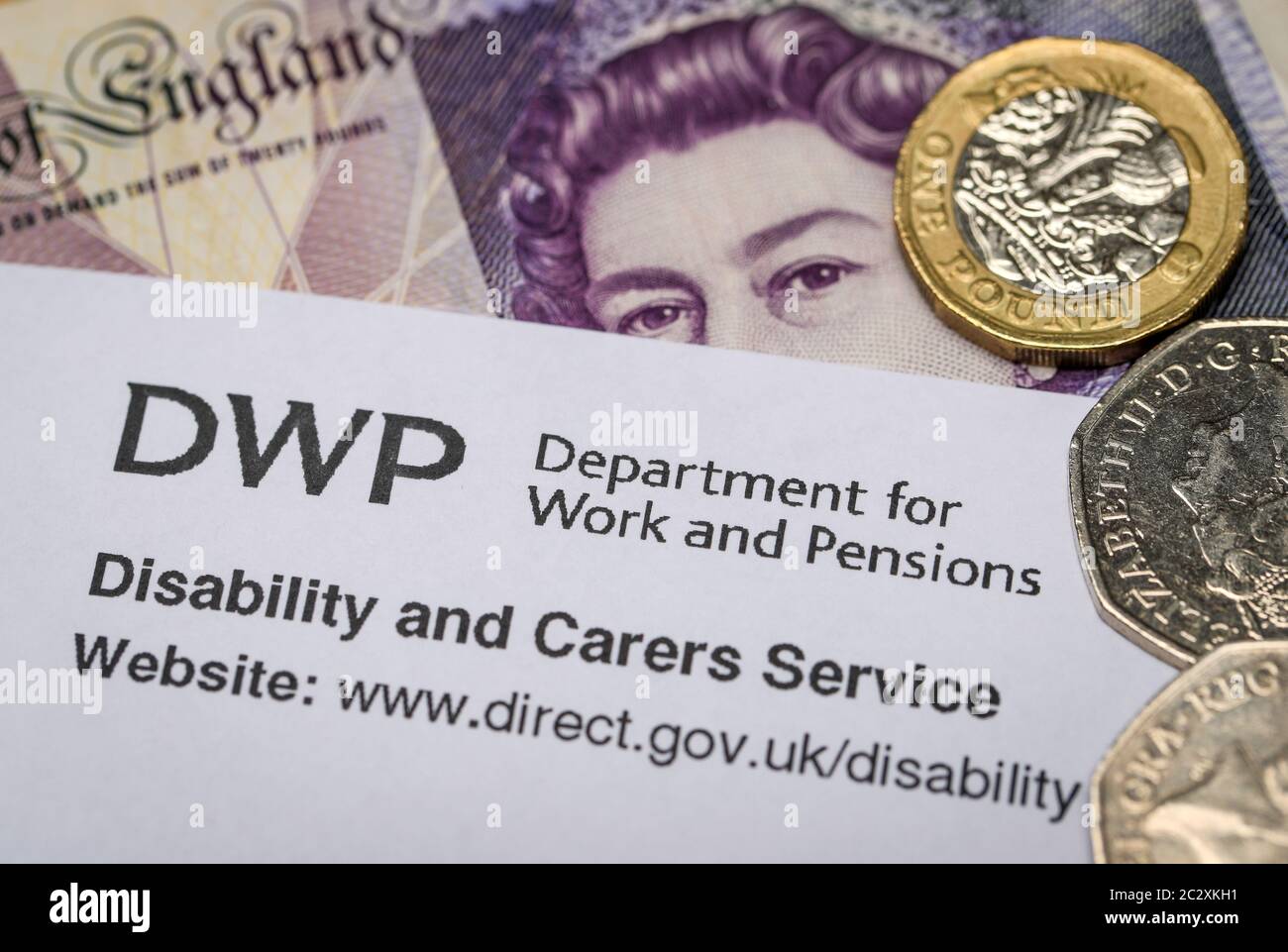 Lettera del Dipartimento DWP per lavoro e pensioni con valuta britannica Foto Stock
