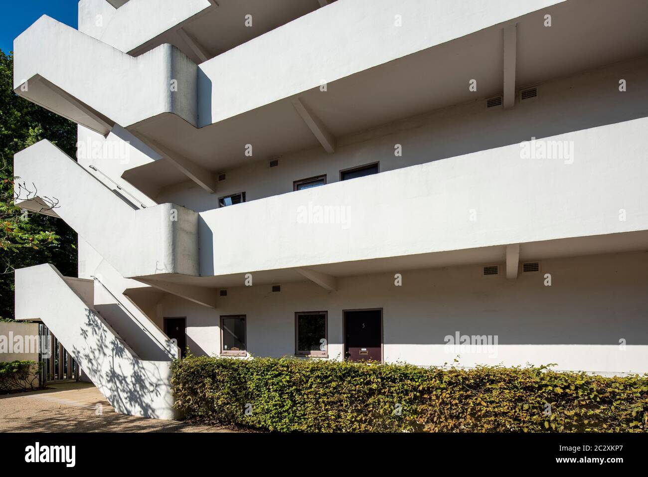 Vista generale dell'elevazione principale con scala esterna. Isokon, Londra, Regno Unito. Architetto: Avanti Architects Ltd, 2020. Foto Stock