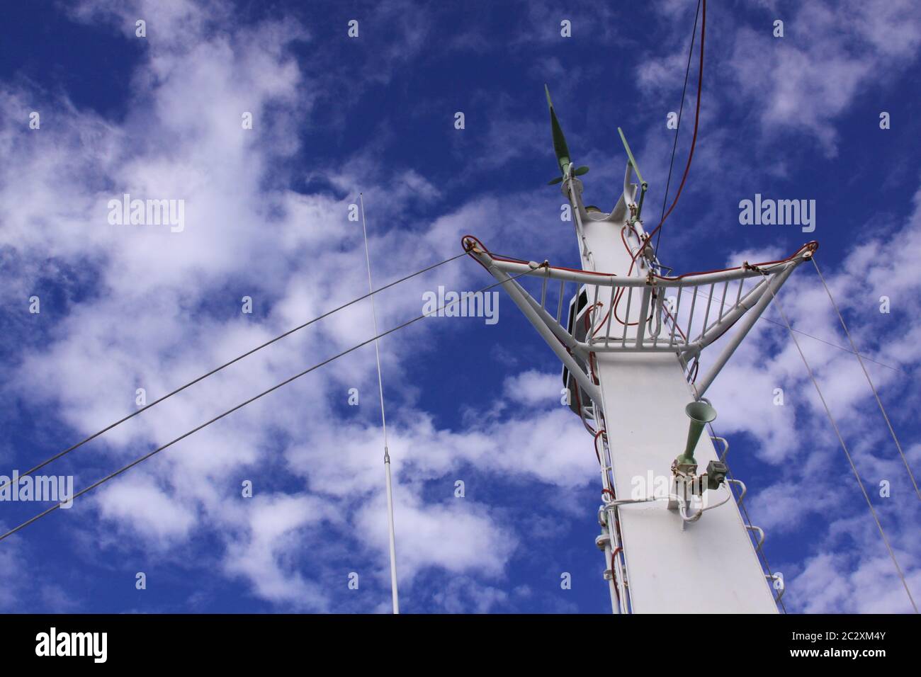 Palo metallico per imbarcazioni con fili e antenne. Immagine concettuale per temi industriali in tecnologia, telecomunicazioni, trasferimento e trasmissione dati cellulare Foto Stock