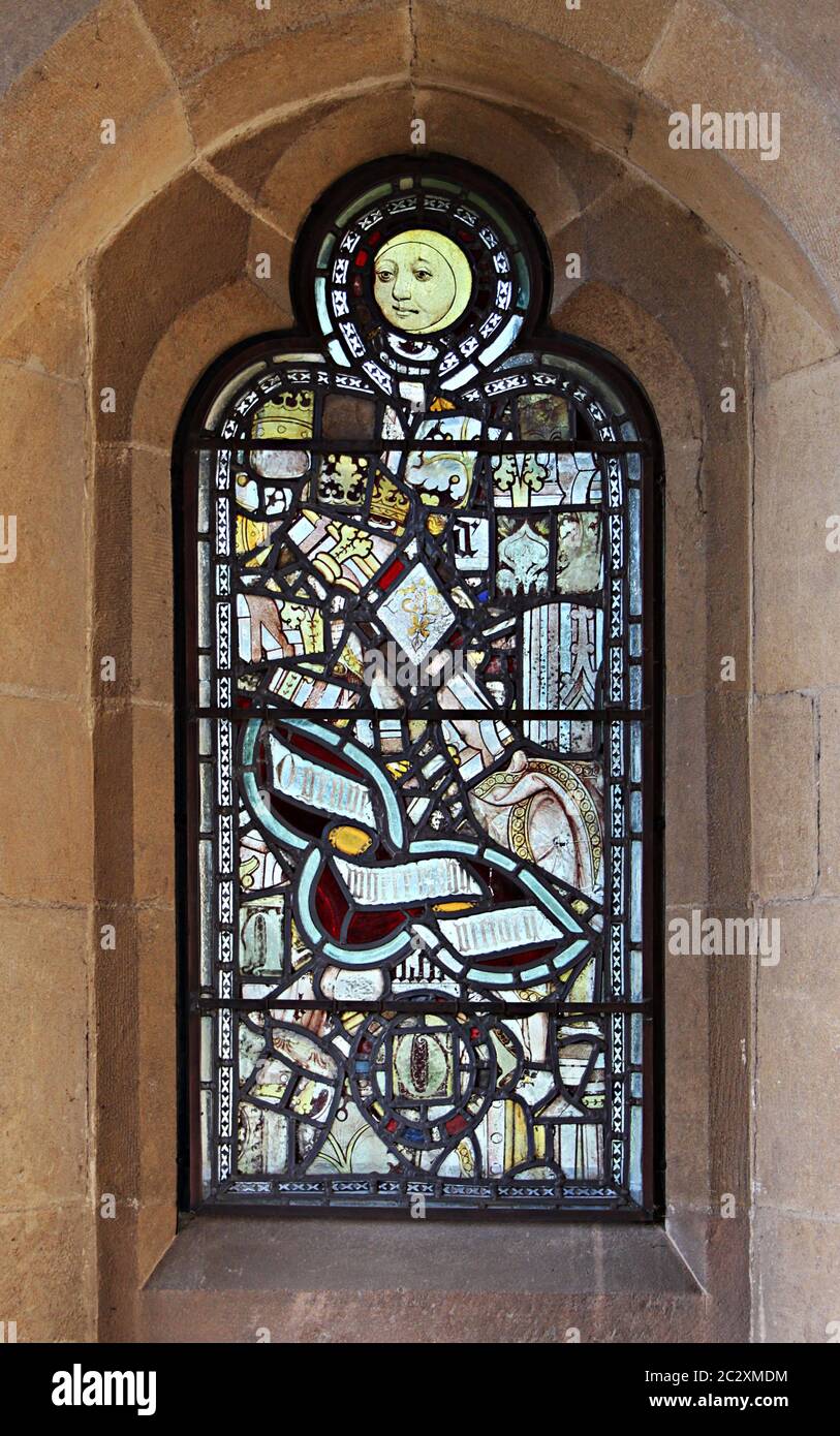 Finestra composta da frammenti di vetrate medievali restaurati nel XIX secolo, chiesa di Santa Maria, Burnham Deepdale, Norfolk Foto Stock